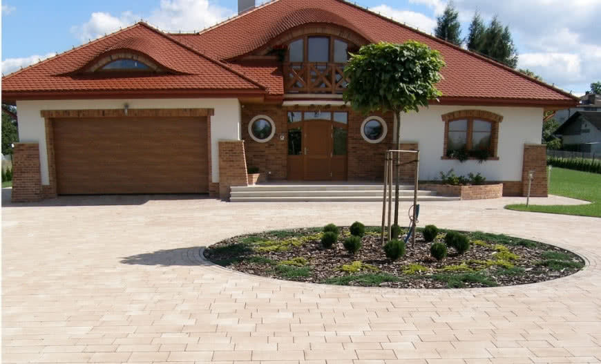 Płytki zewnętrzne antypoślizgowe i mrozoodporne: przewodnik po bezpiecznej nawierzchni